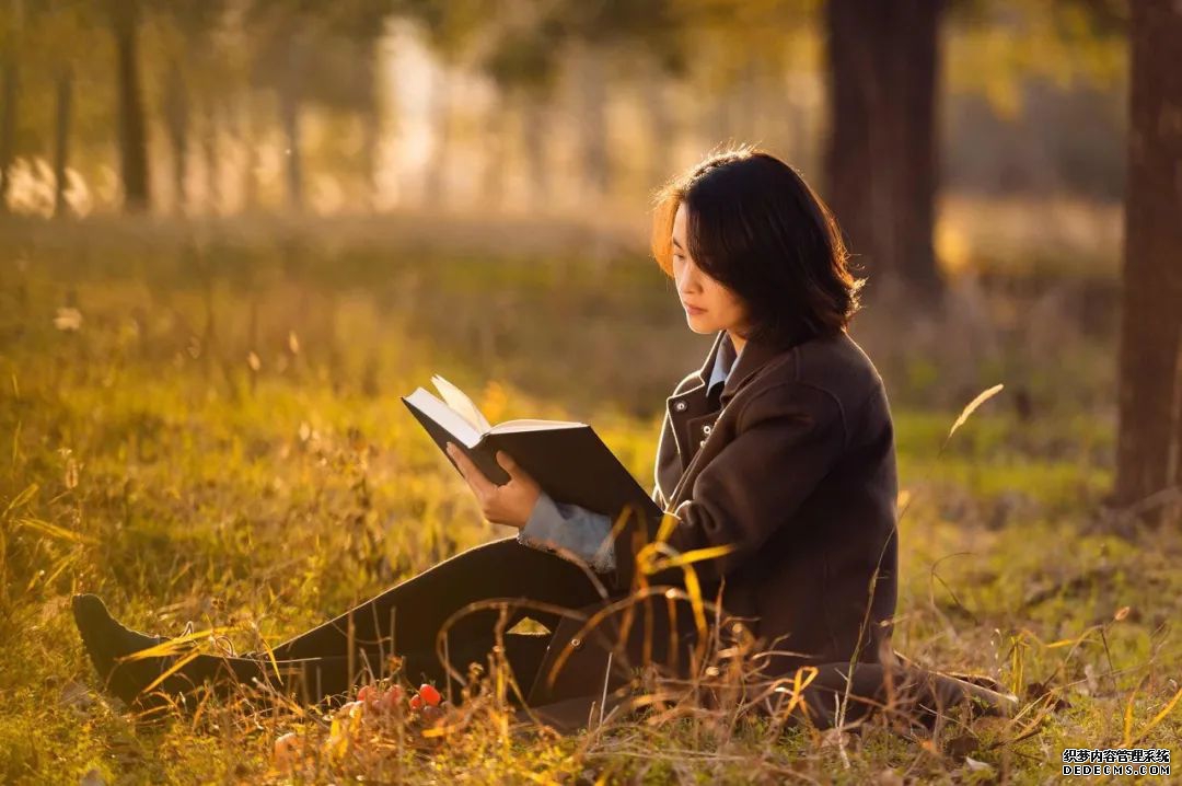 不知道从何时起，我们好像进入了一个人人内耗的时代。  无论是老同学聚会，还是公司团建，聊着聊着大家就开始互相吐苦水。  无论多么光鲜亮丽的人，你深入了解，就会发现他们也都有着巨大的焦虑和不安。  内耗，是现代人的酷刑。  微博话题“停止内