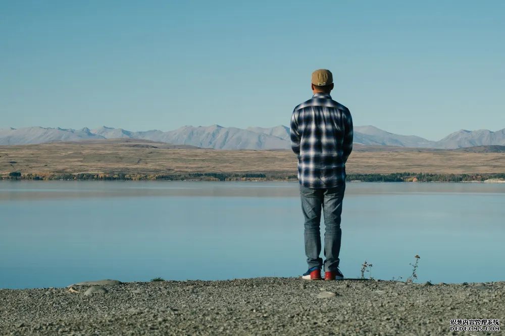 在单位：不说三话，不透三底，不帮三忙，不交三人