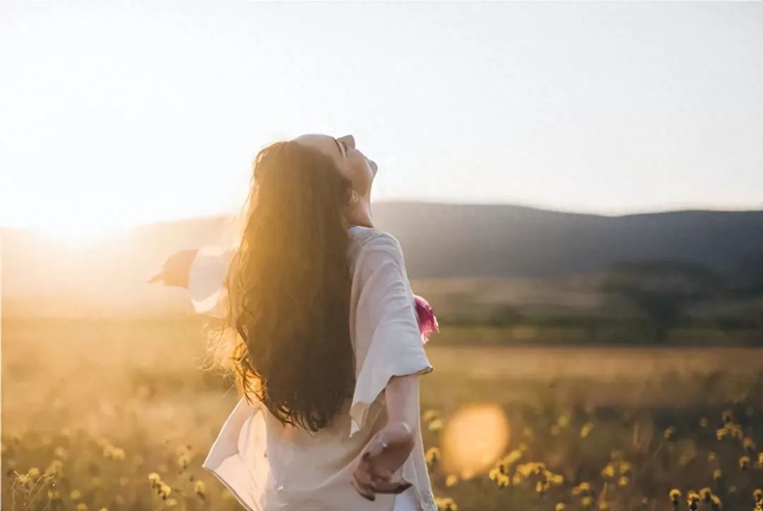 生活的智慧，在于澄清滤除那些不重要的杂质，保留最重要的部分。 一个人要想改变命运，就应该学会取舍。对于那些影响你的人和事，要趁早舍弃。 一个人若是背负太多的东西，是没法成长的，也走不远。 唯有学会取舍，轻装上阵，才能走得更远。 当你学会了取