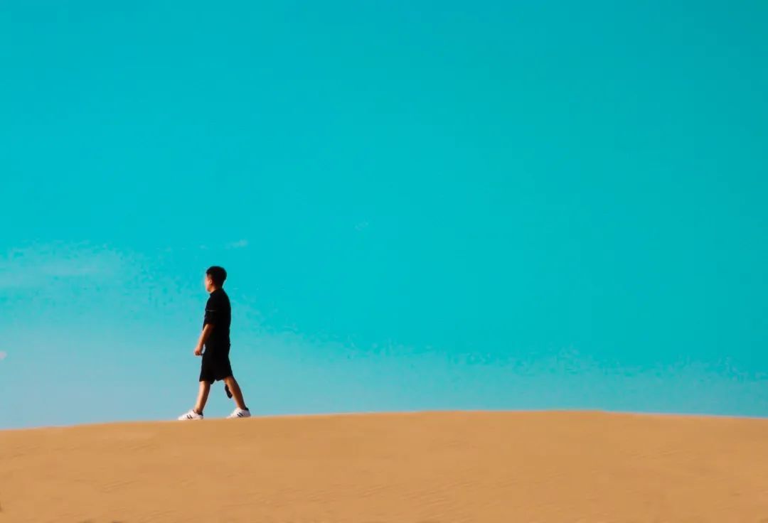 你知道40岁后赚的钱，会占你人生总财富多少吗？  可能很多人都会猜，50%左右，而一些激进点的年轻人，会猜只有40%，甚至更少。  实际上，都不对。  奥美互动CEO布赖恩·费瑟斯通豪，为研究这个问题特地做过一项调查。  布赖恩走访了50