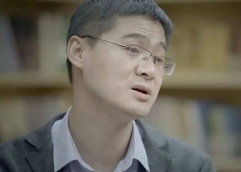  罗翔说：你要知道谁才是你的贵人。约你学习的，和你谈人生，聊理想、带你赚钱、为你打气，希望你越来越好的人，才是你的贵人 