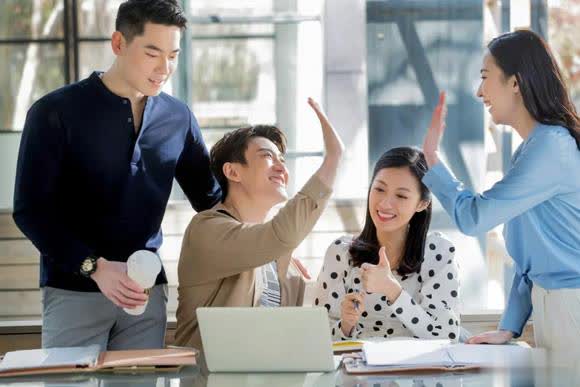 不要去改变人，你无法叫醒一个认知低的人，也难改变认知固化的人