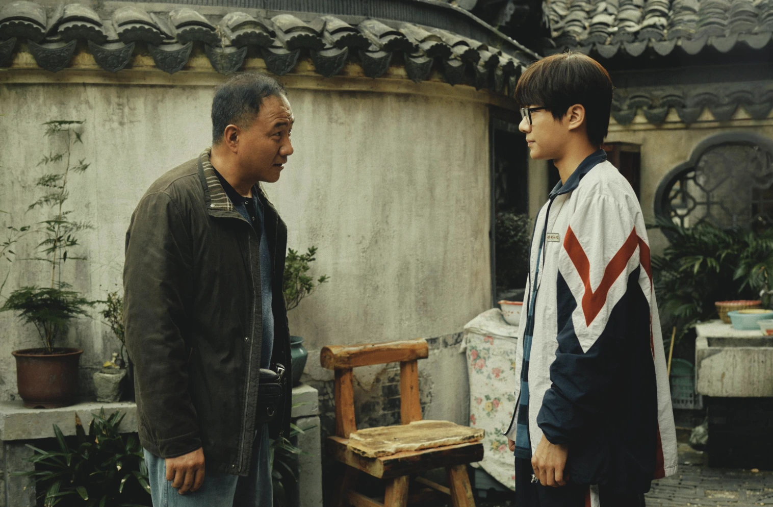 为什么老一辈喜欢找亲戚帮忙？年轻人却选择拒绝？评论一针见血！