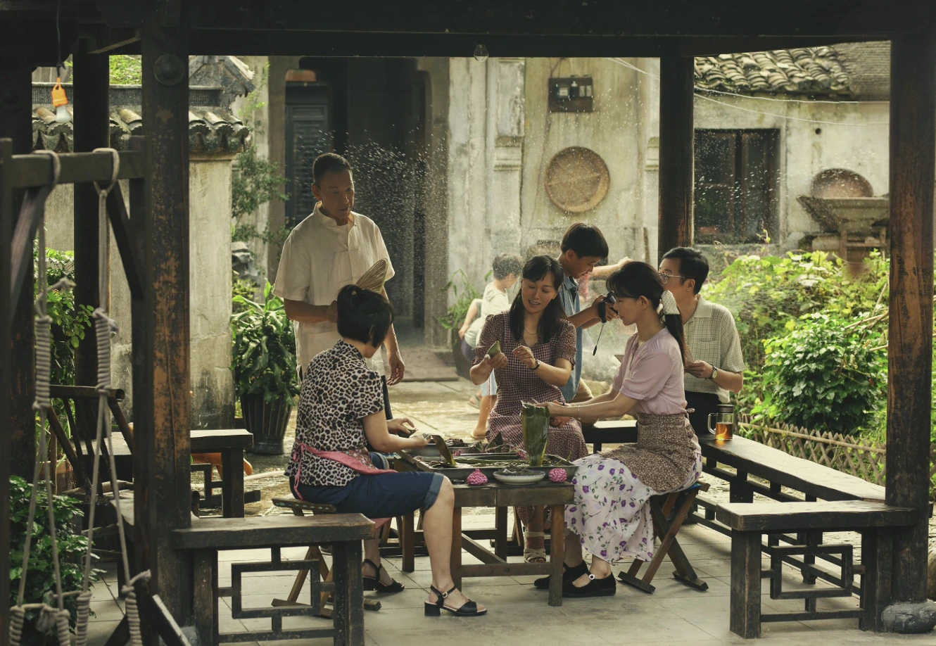 为什么老一辈喜欢找亲戚帮忙？年轻人却选择拒绝？评论一针见血！