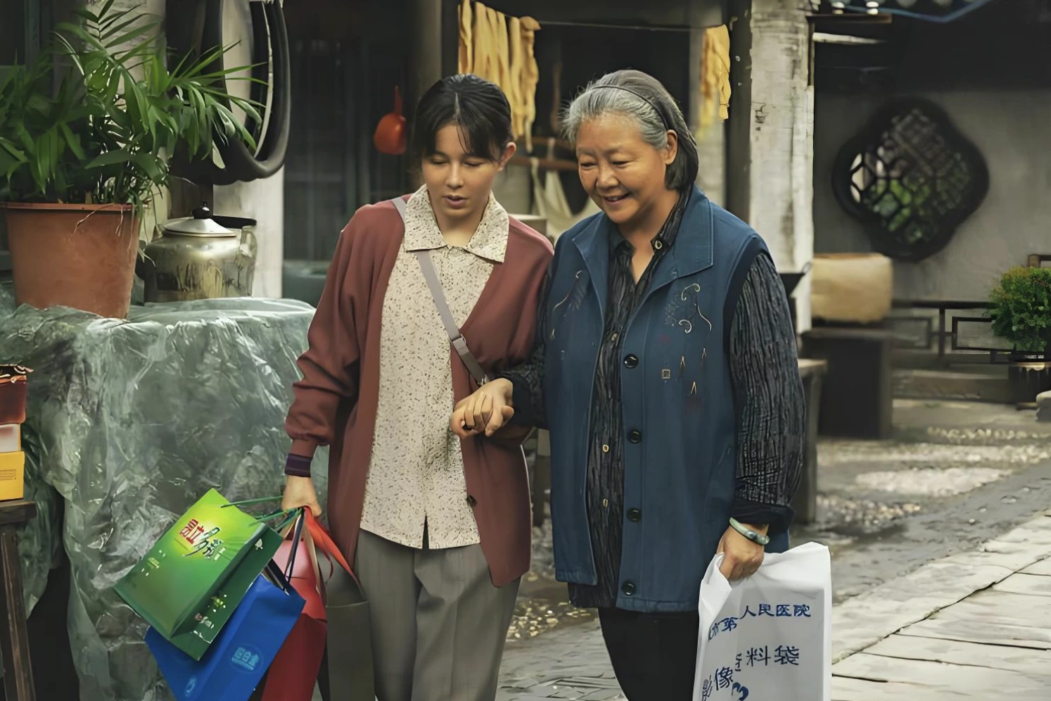 为什么老一辈喜欢找亲戚帮忙？年轻人却选择拒绝？评论一针见血！