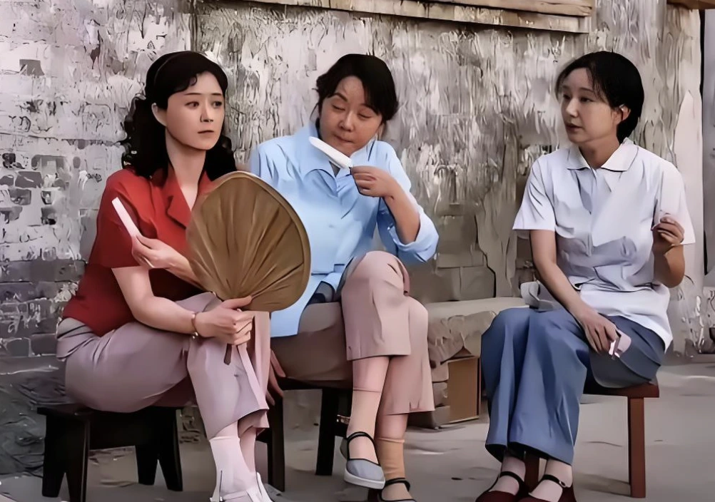 有个现象被很多人发现了，父母那一代人，出去办事，哪怕是很小的事情，也总喜欢“托人”。 不是找表哥帮衬一下，就是打电话叫某个老熟人搭把手。 如果你说：“找个师傅干不就完了？”他们还觉得你不懂事。 更离谱的是，事可能没办利索，还得请顿饭、送点礼