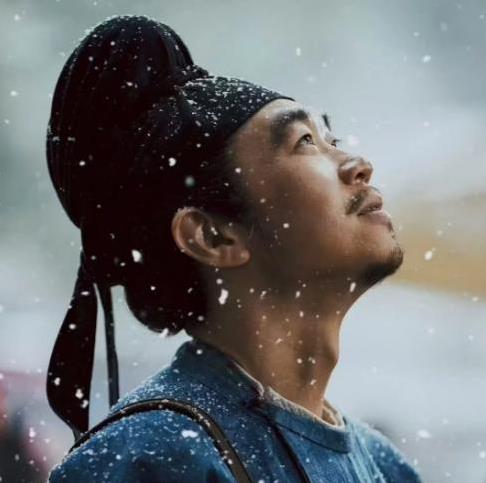 深夜核对文书只为保命，他累到崩溃，却发现工作不值一提？