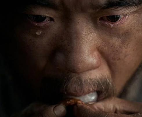 深夜核对文书只为保命，他累到崩溃，却发现工作不值一提？