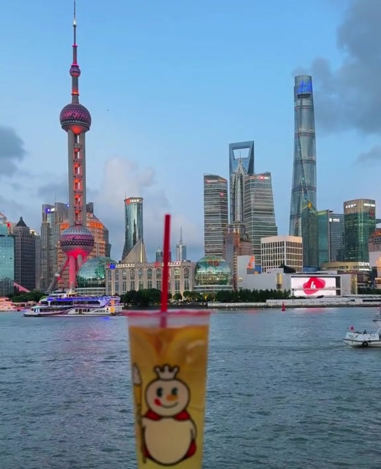 东方明珠官方发视频玩梗：不装了，我确实是防御塔！