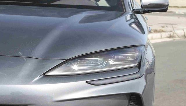 比亚迪宋PLUS杀疯了，续航1500km，油耗0.85L，配高阶智驾