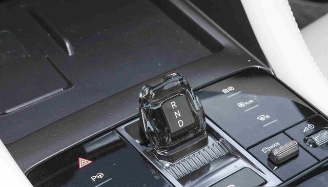 比亚迪宋PLUS杀疯了，续航1500km，油耗0.85L，配高阶智驾