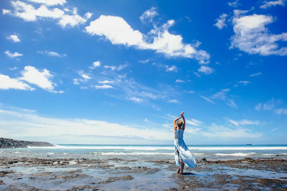 很赞同一句话：“每个人的一生，都会遭受两支箭的攻击：  一支是外界射向你的，另一支是自己射向自己的。但真正伤害你最深的，是后者。”  人生之事，无非因缘遇合，荣辱得失，全在我们的心境。  让我们痛苦的，其实是我们自己。  01  看不透