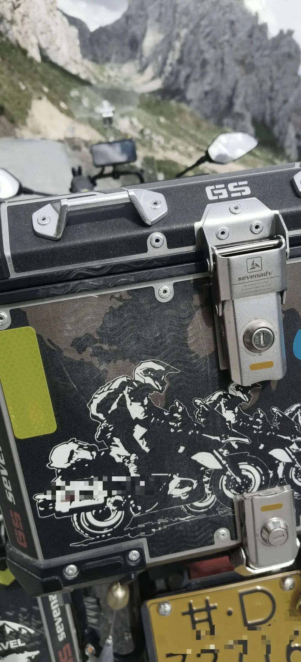 “旁边就是悬崖”！警方通报“奔驰车超车逼停摩托”