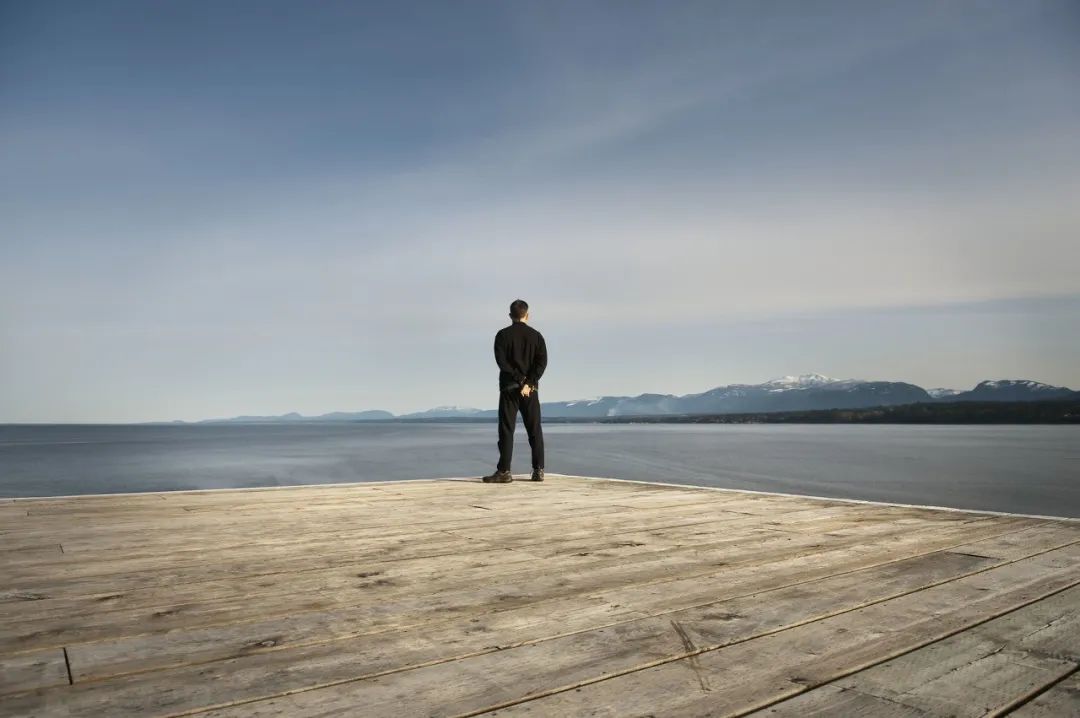 演员沙溢曾在一档节目中有一段很伤感的独白，让我记忆犹新。  他说：“有一天晚上我翻看手机，发现除了我儿子给我发的信息，没有任何人给我发信息。  以前总以为自己很重要，其实，每个人在别人心中都没有那么重要。”  曾经，我们都习惯把自己摆在世