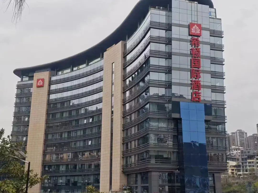 01 最近,我在小红书上刷到一家酒店,光看名字就虎躯一震——万豪凯悦酒店。 这不是重点,下面网友们的脑洞大开更是让人啼笑皆非: “你们累计万豪的snp还是凯悦的SNP(入住积分)?”“全都给!” “应该更名 洲际万豪雅高凯悦希尔顿温德姆香格