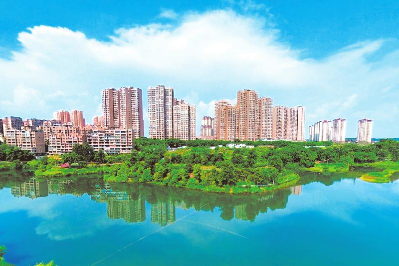 一湖碧波满城秀