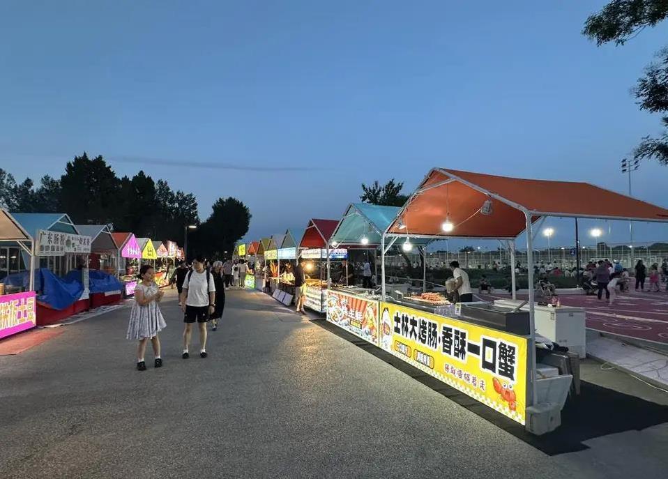 家门口小公园变身爱情地标，千人打卡，夜晚还能吃串赏月