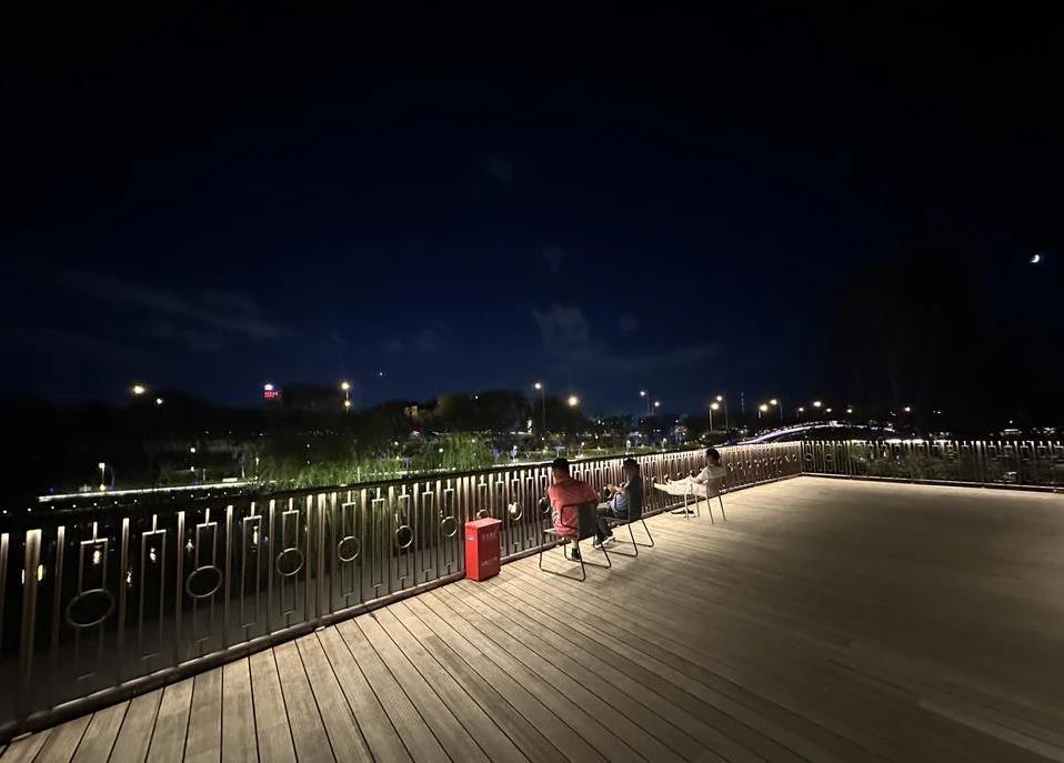 家门口小公园变身爱情地标，千人打卡，夜晚还能吃串赏月