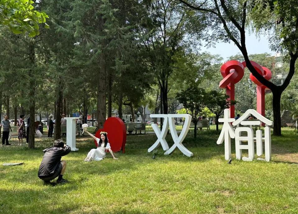 家门口小公园变身爱情地标，千人打卡，夜晚还能吃串赏月