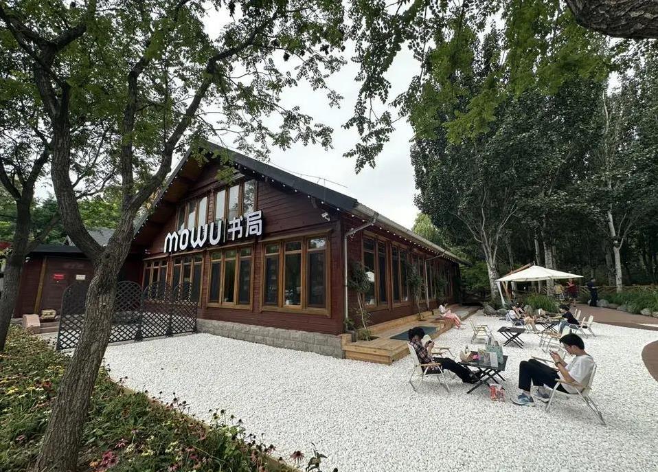 家门口小公园变身爱情地标，千人打卡，夜晚还能吃串赏月