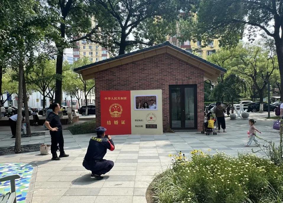 家门口小公园变身爱情地标，千人打卡，夜晚还能吃串赏月