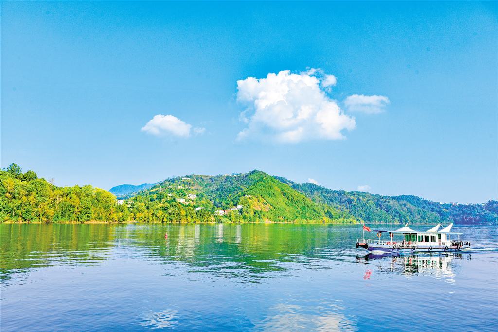 碧水清波映新景