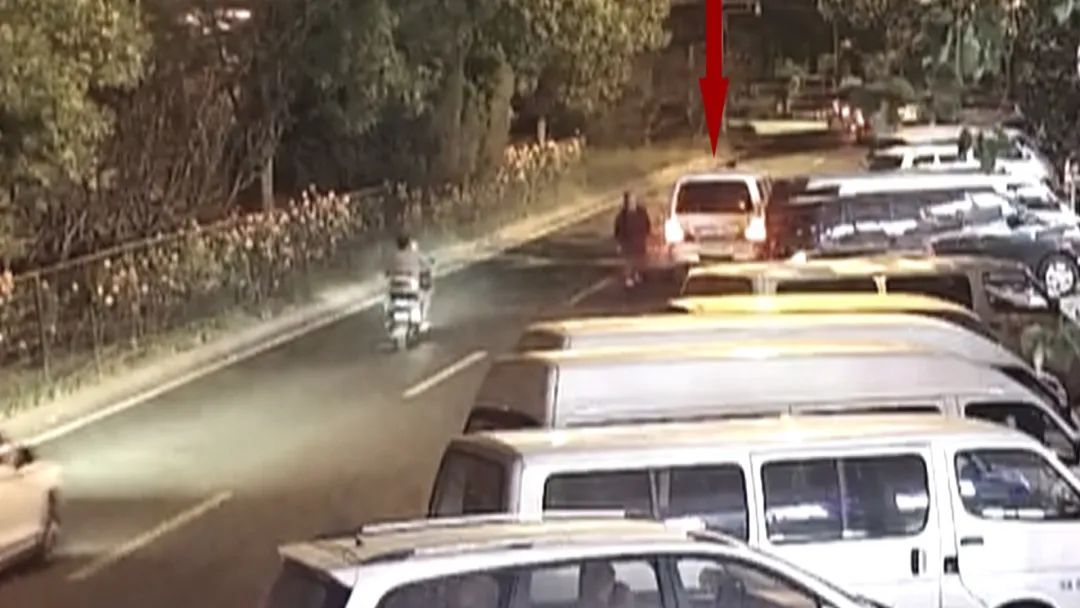 电动自行车遭遇“开门杀”,乘车人身亡!民警:这个动作很重要