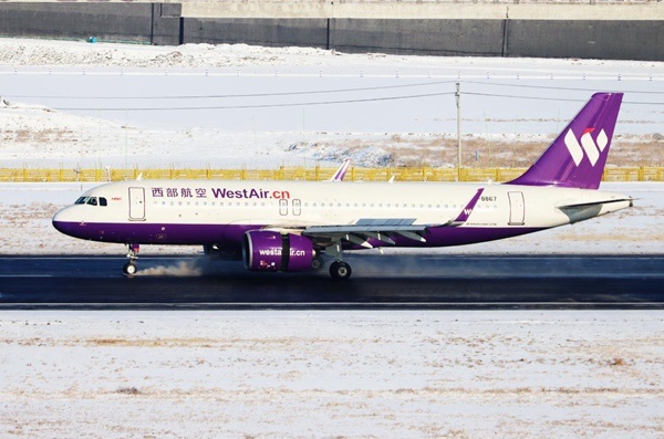 西部航空飞机在新疆乌鲁木齐机场降落。西部航空供图
