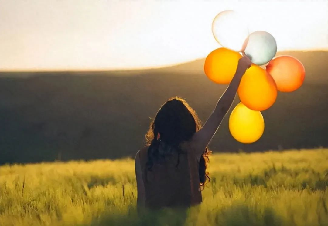 关于幸福的定义，我想每个人的幸福状态都不一样，但是大致相同。 其实，幸福很简单，就看你内心的感受。 一个人越容易满足，就越容易幸福，心态越好，越容易感受到幸福。 真正过得幸福的人，往往是做到了这三点，你有什么样的心态，就会有多幸福。  1