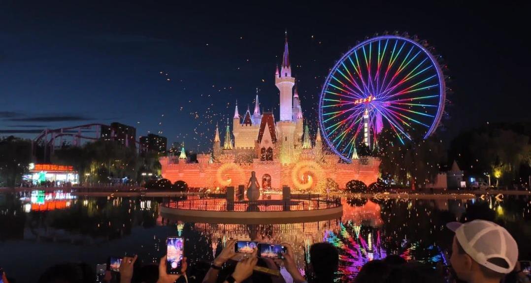北京夜游新地标！石景山彩灯会85天狂欢，游客惊叹非遗打铁花