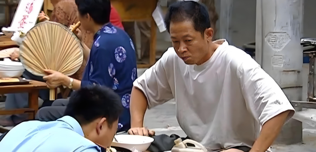 互相尊重是人际交往中的理想状态，但在生活中，我们总会遇到一些不尊重自己的人。他们或许是仅有一面之缘的服务员，也可能是你的同事、亲戚。当我们面对别人不尊重的态度时，总是想着通过理性沟通或者愤怒的方式来获得对方的尊重。  然而，这种方式不但