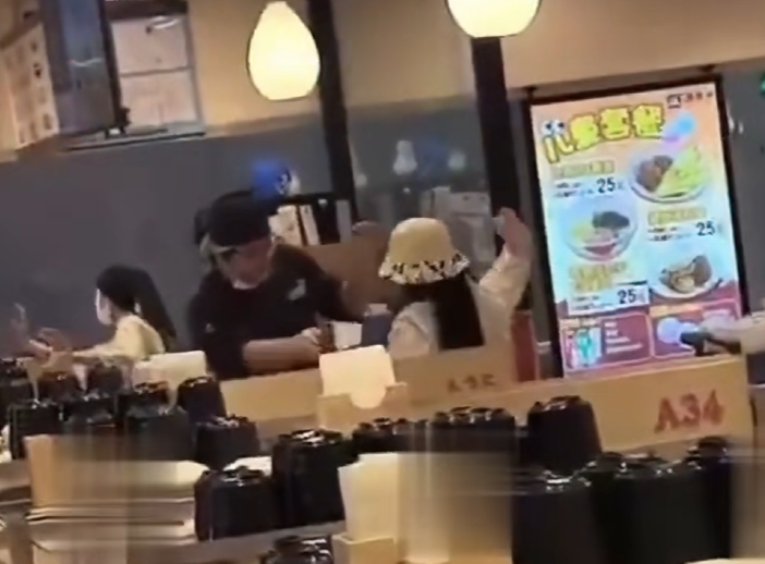 上海警方通报“商场餐厅有人滋事”：患有精神疾病，已被送往精神卫生中心治疗