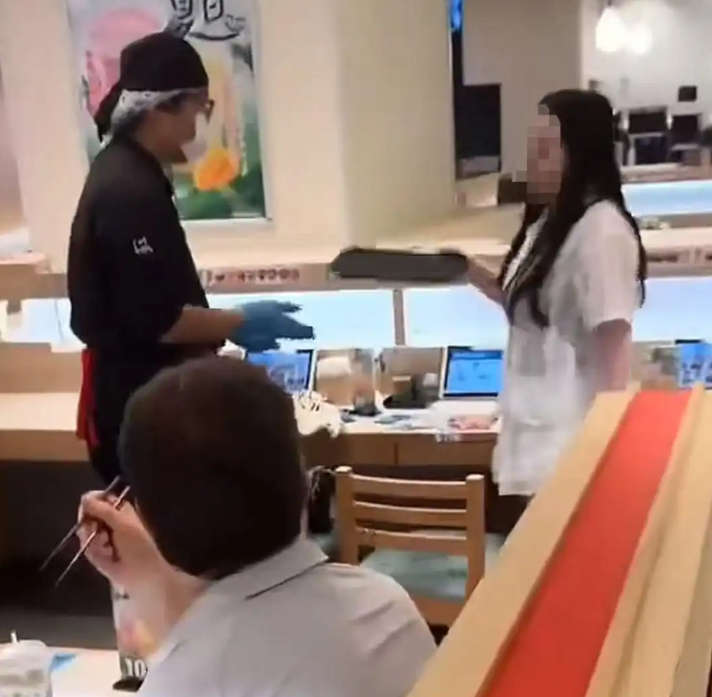 上海警方通报“商场餐厅有人滋事”：患有精神疾病，已被送往精神卫生中心治疗