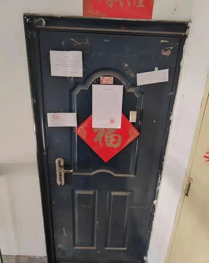 导读 北京青年报记者获悉,近日,顺义区丽喜花园的一套商品房,经过3次延时竞价,最终以145.7万元成交。据悉,这套房建筑面积132.2平方米,评估价256.4万元,成交价却大幅低于评估价,仅1.1万元/平方米。看似普通的法拍交易背后,却因拍