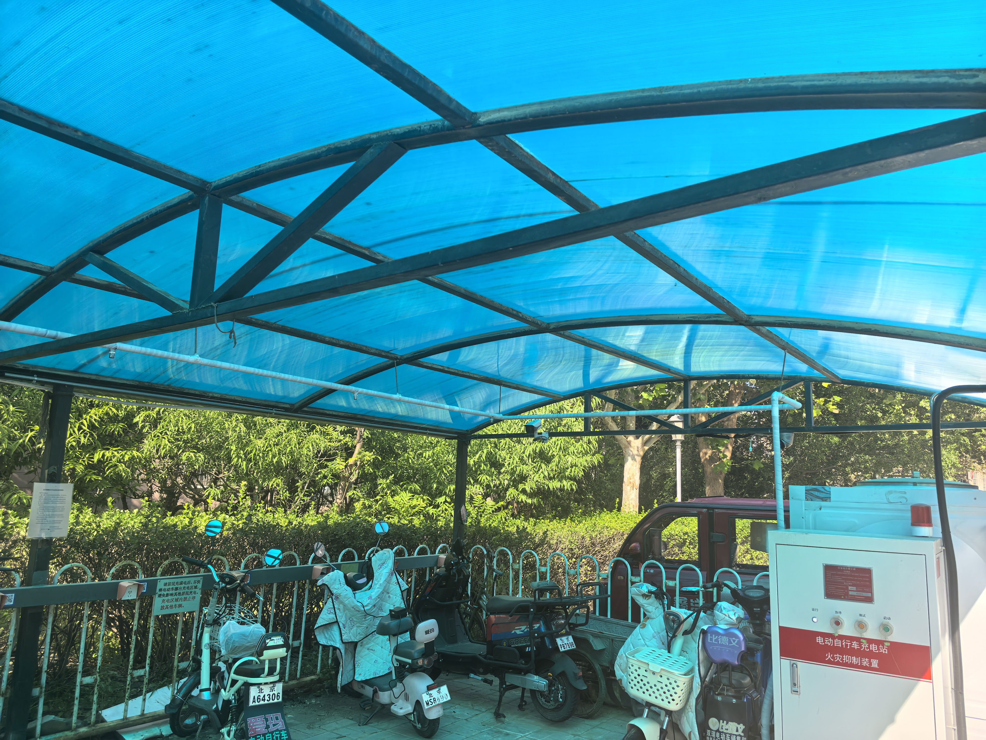 电动自行车充电棚里的感应器,危急时刻下了场“及时雨”扑灭明火