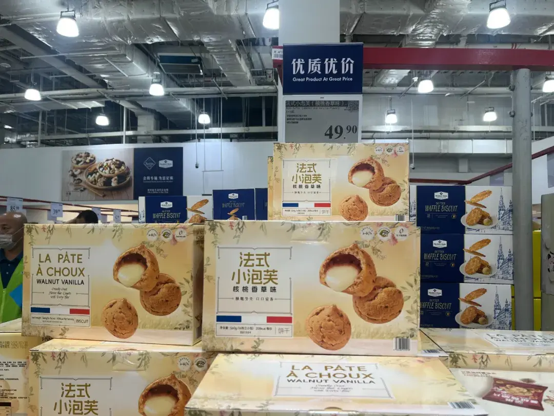 货架上的「小心眼儿」 &nbsp; 山姆中国刚刚经历了史无前例的风光。 &nbsp; 2025年，山姆会员店在中国拥有56家门店，公开信息显示有近900万会员——一座特大城市的人口体量。而在2024年，中国的会员们为山姆贡献超过1000亿的营收，让它成为中国首