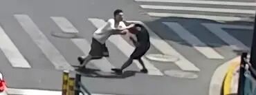 事发上海街头！男子突然被追击扑倒！上海警方：张某（男）被刑拘