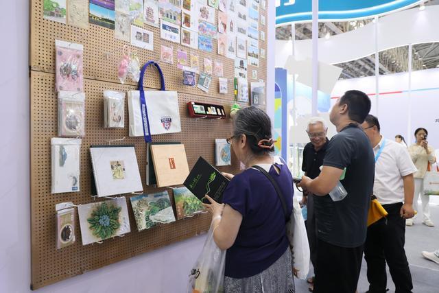 武汉邮政展区在2025中国文旅博览会上火热出圈