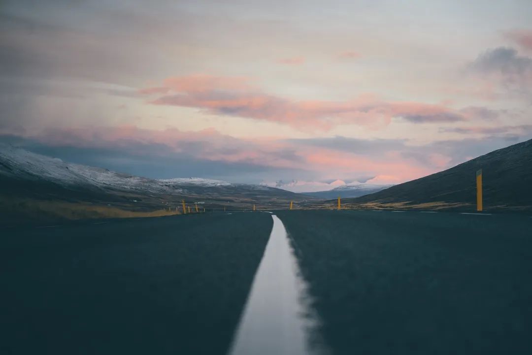 吉姆·罗恩说过： “你不能改变风向，但你可以调整自己的风帆。” 这个世界上除了我们自己以外，其他的东西都没有那么容易被改变的。 毕竟，其他的人和物有他们的想法，而我们又有我们的想法。 所以，想通过自己去改变别人，这是绝对不现实的。 因此如果