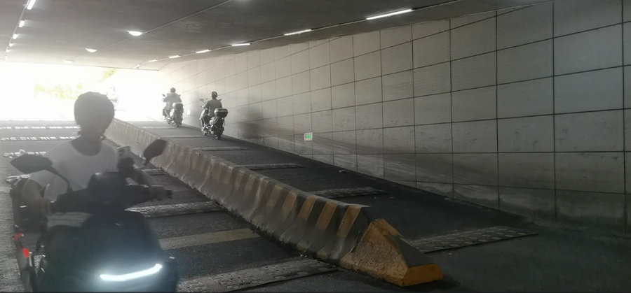 上海阿姨骑车摔倒，伤势过重死亡！40米有14条，减速带夺命？网友吵翻