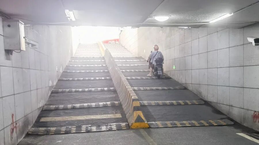 上海阿姨骑车摔倒，伤势过重死亡！40米有14条，减速带夺命？网友吵翻