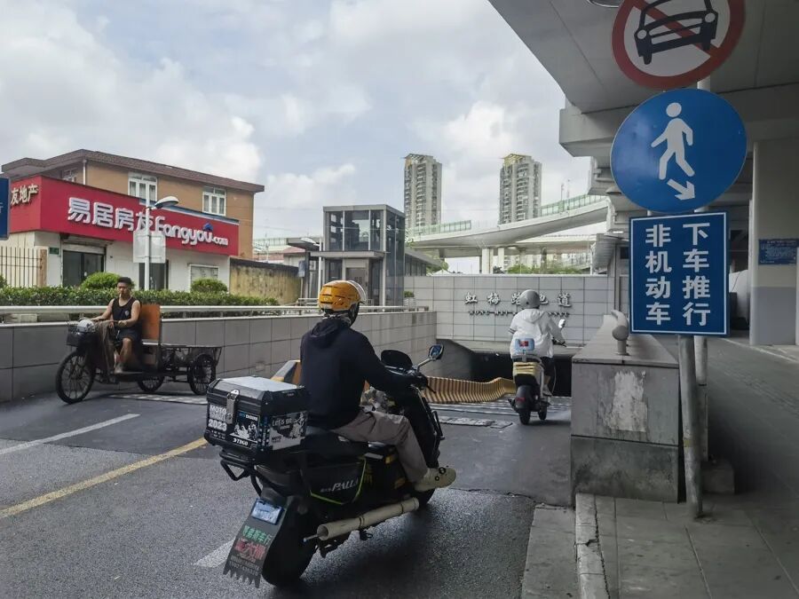 上海阿姨骑车摔倒，伤势过重死亡！40米有14条，减速带夺命？网友吵翻