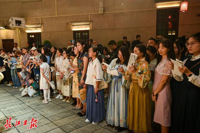 不只是一场戏，更是一场穿搭大秀——武汉百年里份吸引上万游客开启沉浸式戏剧派对