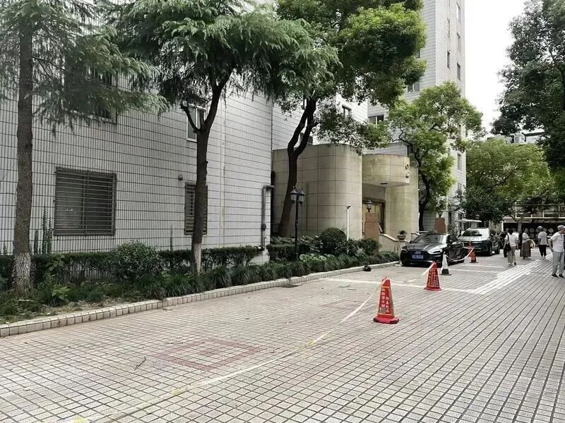 “想起来就后怕”，上海一小区9辆车被砸得面目全非！居民：不是第一次了