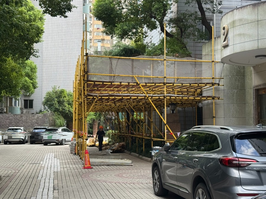 “想起来就后怕”，上海一小区9辆车被砸得面目全非！居民：不是第一次了