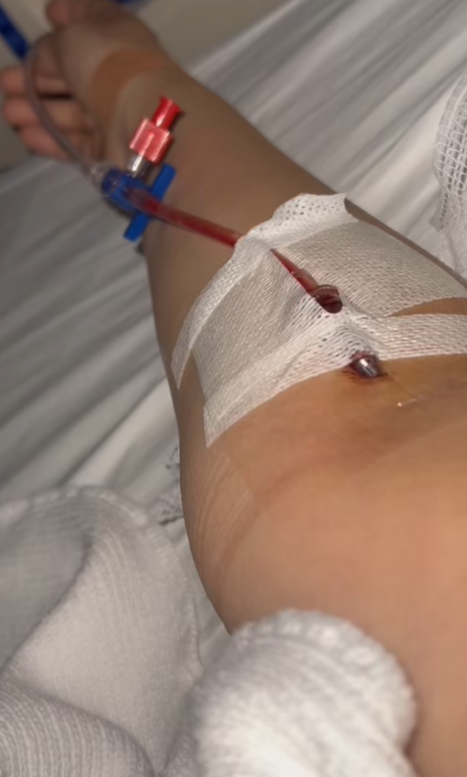 “比吞刀子还难受！”成都女孩在巴厘岛青年旅社疑因食物中毒离世，同屋旅客讲述遭遇