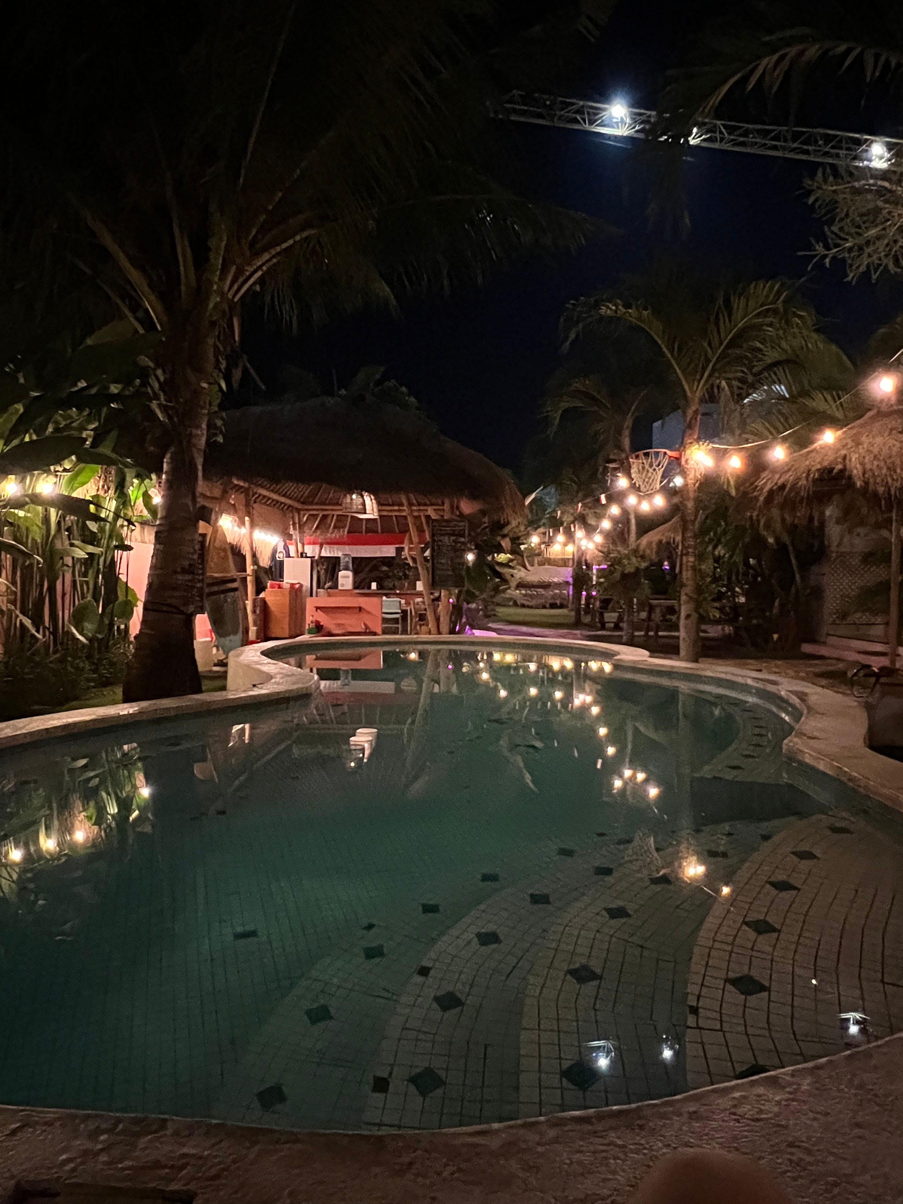 成都女孩在巴厘岛青年旅社疑食物中毒去世，同屋幸存旅客曝旅社诸多可能致病疑点