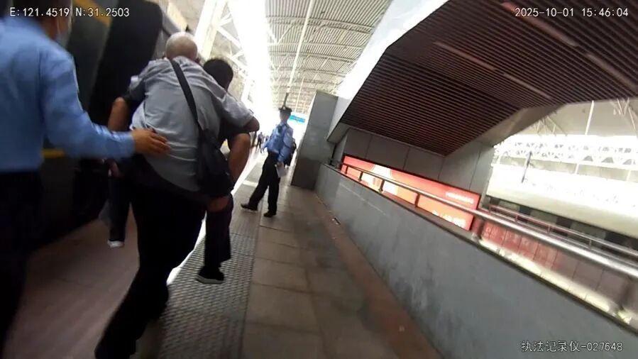 事发上海火车站！警察突然背起85岁老人，一路狂奔...