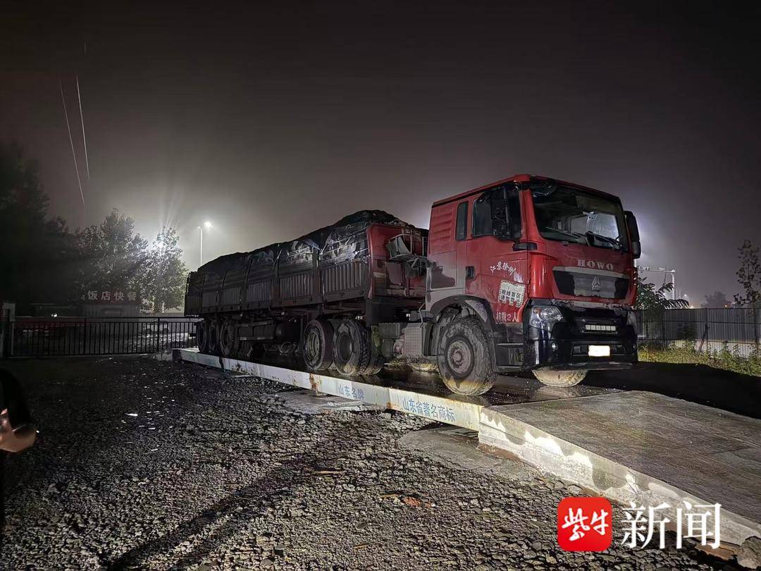 超载105.6%！徐州交警查处一台“百吨王”